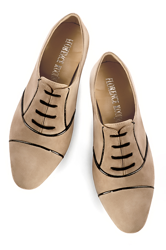 Tan beige and gloss black women's essential lace-up shoes. Round toe. Low flare heels. Top view - Florence KOOIJMAN